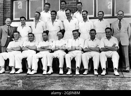 Das australische Test-Cricket-Team von 1948 hintere Reihe: Ray Lindwall ; Keith Miller ; W. Brown mittlere Reihe: W. Ferguson (Torschütze) N. Harvey ; D. Ring ; E. Toshack ; W. Johnston ; R. Saggers ; S. Barnes ; G. Johnson (Manager) vordere Reihe: S. Loxton ; R. Hamence ; Lindsay Hassett ; Don Bradman (Kapitän) ; C. McCool ; A. Morris ; I. Johnson. (D. Tallon war abwesend) 29. März 1948 ©Topham - TopFoto Stockfoto