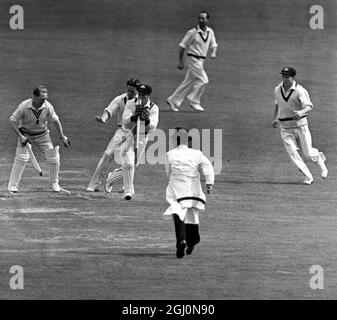 Don Tallon, der australische Wickler, packt die Stumps, als Englands letzter Mann Eric Hollies erwischt wird, und beendet das Testspiel und eine 4-Null-Serie-Weißbruch für das australische Team. Kennington Oval, London, England 18. August 1948 ©Topham - TopFoto Stockfoto