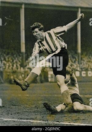 Derek Dooley, Sheffield am Mittwoch in der Mitte nach vorne später hatte er sein rechtes Bein amputiert, nachdem er es während eines Spiels gegen Preson gebrochen hatte. Februar 1953 Stockfoto