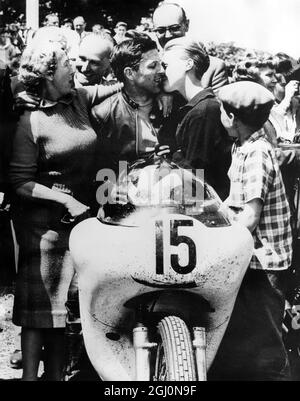 Phil Read: Geboren am 1. Januar 1939, britischer Grand-Prix-Motorrad-Rennfahrer. Hier wurde von seiner 16-jährigen Freundin, Margaret Sheene, ein Glückwunschkuss nach dem Sieg beim Junior TT-Rennen in der 350-ccm-Klasse in Douglas, Isle of man, Großbritannien, eingefusst. Phil Read, 22, fuhr mit seinem Norton in seinem ersten TT-Rennen vor Gary Hocking, Southern Rhodesia und Derek Minter auf den ersten Platz. 15. Juni 1961 Stockfoto