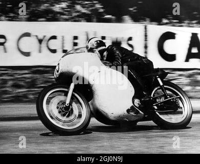 Phil Read: Geboren am 1. Januar 1939, britischer Grand-Prix-Motorrad-Rennfahrer. Wir haben hier das Junior TT-Rennen in der 350ccm-Klasse in Douglas, Isle of man, Großbritannien, gewonnen. Phil Read, 22, fuhr mit seinem Norton in seinem ersten TT-Rennen vor Gary Hocking, Southern Rhodesia und Derek Minter auf den ersten Platz. 15. Juni 1961 Stockfoto