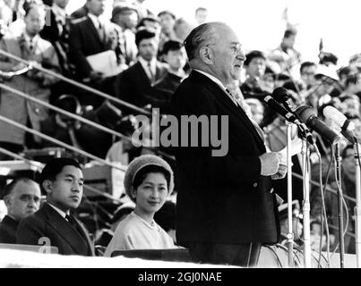 Der japanische Kronprinz Akihito (links) und Prinzessin Michiko nehmen einen Rücksitz, um Dr. Ludwig Guttman , Direktor des National Spinal Injuries Center , des Stoke Mandeville Hospital , England, bei der Eröffnungsfeier der Paraplegic Olympic Games in Tokio zu hören. 8. November 1964 Dr. Guttmann war der Gründer der Stoke Mandeville Games 1948. Stockfoto