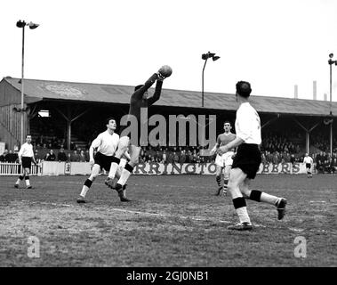 Gravesend und Northfleet FC gegen Dartford Dartford Torhüter Underwood im Einsatz - mit Mabey , ebenfalls von Dartford , vertuschend. März 1960 Stockfoto