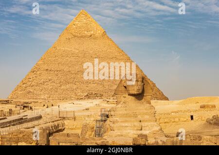 Afrika, Ägypten, Kairo. Giza Plateau. Große Sphinx von Gizeh vor der Pyramide der Khafre. Stockfoto