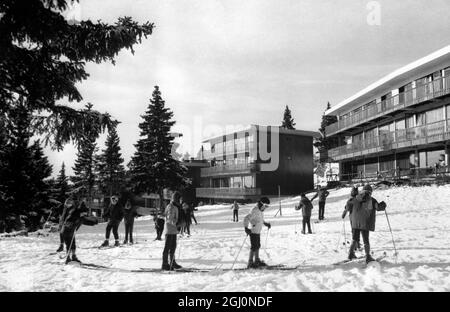 Grenoble, Frankreich: Das Olympische Dorf in Bachat - Bouloud , in der Nähe von Chamrousse , für die alpinen Konkurrenten bei den Olympischen Winterspielen im nächsten Jahr hier verwendet werden . Die Spiele 1968 werden vom französischen Präsidenten General de Gaulle eröffnet. Dezember 1967 Stockfoto