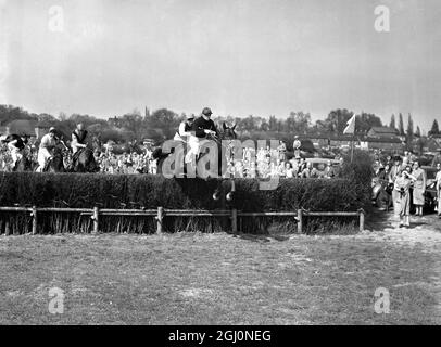 9. Mai 1954 Ivor Kerwood gewinnt mit Dark Stranger den Harewoods Challenge Cup (Division 1) bei den Punkt-zu-Punkt-Rennen von Old Surrey und Burstow Hunt in Spitals Cross, Edenbridge, Kent, England. Der zweite ist der Mohr, der von T.B. geritten wird Palmer und Third Playboy VI mit Mr. P. Hicksthird. TopFoto.co.uk Stockfoto