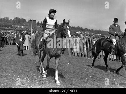 9. Mai 1954 Mrs. G. Lamont von Dean of Devon, die die Pendarves Paynter Trophy, das angrenzende Hunts' Ladies Race beim Old Surrey und das Burstow Hunt Point-to-Point Rennen bei Spitals Cross, Edenbridge, Kent, England gewann. TopFoto.co.uk Stockfoto