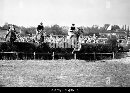 9 Mai 1954 T.B. Palmer auf Gold Bonus gewinnt als letzter den Harewoods Challenge Cup (Division 2) beim Punkt-zu-Punkt-Rennen von Old Surrey und Burstow Hunt in Spitals Cross, Edenbridge, Kent, England. Zweitens wird Riverhead von Ivor Kerwood und Third Steel Drop vom Eignerjockey Herrn C. Nesfield gefahren. TopFoto.co.uk Stockfoto