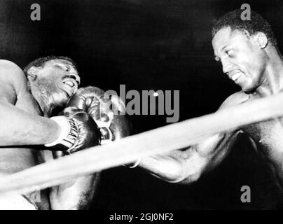 Joe Frazier treibt in der 11. Und letzten Runde ihres Welttitelbout im neuen Madison Square Garden ein hartes Recht auf Buster Mathis. Moments Later Mathis war auf der Leinwand ... ausgeschlagen von viel-fanatisch Frazier . Frazier trägt jetzt die schwere Krone von vier US-Bundesstaaten - New York, Maine, Massachusetts und Illinois . märz 1968 Stockfoto