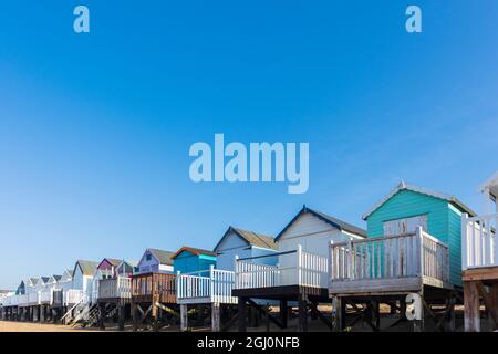 Strandhütten an der Thorpe Bay in der Nähe von Southend-on-Sea an einem hellen und sehr sonnigen Spätsommermorgen Stockfoto