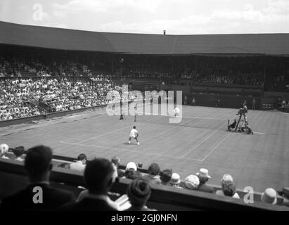 Allgemeine Ansicht des Spiels im Gange in der Eröffnungsspiel zwischen Titelverteidiger Rod Laver , aus Australien , und Indiens Naresh Kumar auf dem Mittelplatz in Wimbledon , wo die 1962 All England Lawn Tennis Meisterschaften begann toady . 25. Juni 1962 Stockfoto