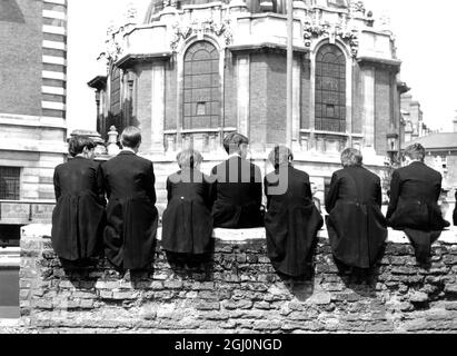 Rückansicht des Schwanzes - Mäntel von Schuljungen des Eton College getragen, die heute auf einer Schulwand saßen und auf ihre Eltern und andere Mitglieder ihrer Familien warteten, die an den Feierlichkeiten zum 4. Juni teilnahmen, Dazu gehören Reden in lateinischer Sprache, Cricket-Spiele und Prozessionen von Booten auf der Themse. 1965 Stockfoto