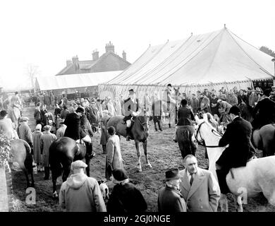 3. Dezember 1952 die Fuchsjagd auf der ersten Fatstock Show nach dem Zweiten Weltkrieg, hinter der Edenbridge High Street. Edenbridge, Kent, England. ©John Topham - TopFoto Stockfoto