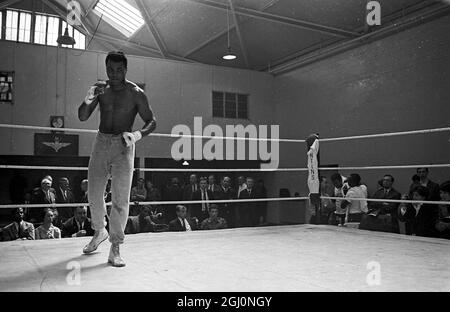 Dies ist das heutige Bild des Schwergewichtsweltmeisters Cassius Clay (Mohamed Ali) in einer Trainingseinheit in der territorialen Armeebohrhalle in White City für seinen Titelkampf im Mai 21 mit dem britischen Meister Henry Cooper im Arsenal Football Stadium, Highbury, London, 16. Mai 1966 Stockfoto