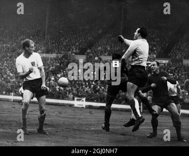 Englands Torhüter Ron Springett (Rechtsspringen), lässt sich während des internationalen Fußballmatches zwischen England und Spanien im Wembley Stadium in London von einem spanischen Angriff abbringen. Die spanischen Angreifer sind in der Mitte nach vorne Alfredo di Stefano (ganz rechts) und innen rechts Del Sol (Nr. 8) . Auf der linken Seite ist Englands linke Hälfte Ron Flowers, England gewann 4 - 2. Oktober 1960 Stockfoto