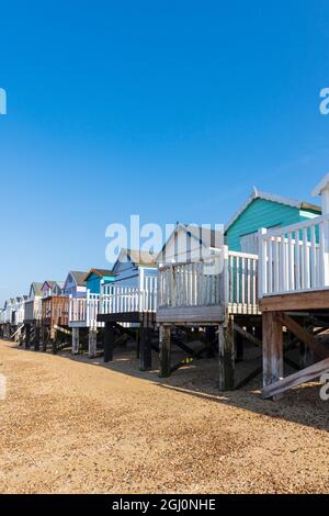 Strandhütten an der Thorpe Bay in der Nähe von Southend-on-Sea an einem hellen und sehr sonnigen Spätsommermorgen Stockfoto