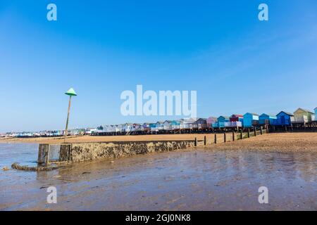 Strandhütten an der Thorpe Bay in der Nähe von Southend-on-Sea an einem hellen und sehr sonnigen Spätsommermorgen Stockfoto