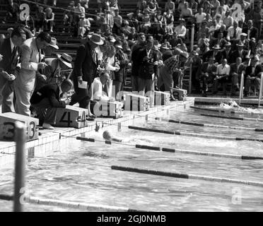 Olympische Spiele in Helsinki 1952: Das Ende der Hitze drei der Frauen 's 100 Meter Rückschlag am olympischen Pool zeigt Joan Harrison von Südafrika , gewinnen . Die zweite war Johanna de Korte aus Holland (Lane 8) und die dritte Pauline Musgrove aus Grossbriten (Lane 5) am 29. Juli 1952 Stockfoto