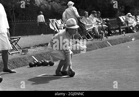 Doris Burton, von Durham, bereitet sich auf das Pitchen des Holzes, bei den Amateur National Championships der Englischen Women's Bowling Association im Wimbledon Park, London, England. 25. August 1969 Stockfoto