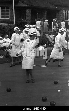 Eine Frau Bowler schaut auf, während der Schiedsrichter misst den Abstand zwischen dem Holz und der weißen Kugel, bei den Amateur National Championships der englischen Frauen Bowling Association in Wimbledon Park, London, England. 25. August 1969 Stockfoto