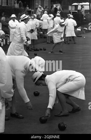 Monica Worth, aus Bristol, ein Schiedsrichter, geht auf die Knie, um den Abstand zwischen dem Holz und dem weißen Ball zu messen, bei den Amateur National Championships der English Women's Bowling Association im Wimbledon Park, London, England. 25. August 1969 Stockfoto