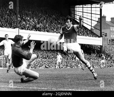 Arsenal gegen Manchester United in Highbury 25. August 1962 Skirton , Arsenals Außenlinker , schlägt Gaskell , Manchester Torhüter nur für den Ball, um die Bar zu treffen . Stockfoto