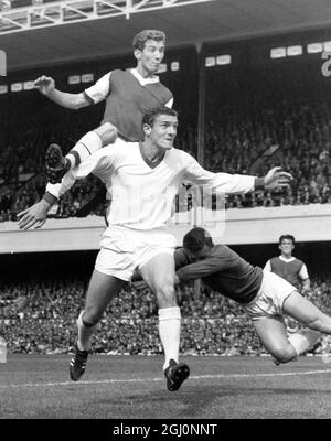 Arsenal gegen Manchester United in Highbury 25. August 1962 Fotoausstellungen: Armstrong , das Arsenal rechts außen springt fast auf den Rücken von Dunne , das Manchester United links zurück während eines Arsenal-Angriffs . Gaskell , der Torhüter von Manchester United macht eine verspätete und verzweifelte Anstrengung, als er aus seinem Tor stürzt Stockfoto