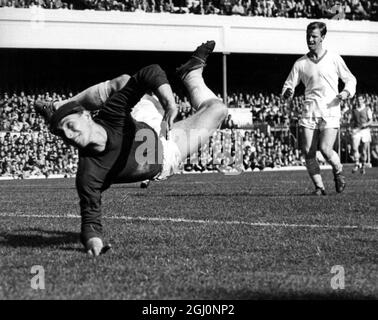 Arsenal gegen Manchester United in Highbury 25. August 1962 Gaskell , Manchester Torhüter landet auf einer Hand, wie er einen fliegenden retten von starken , Arsenal s Mitte-vorne . Stockfoto