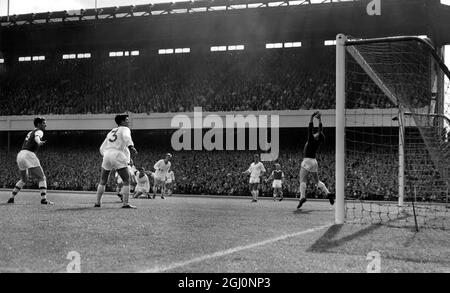 Arsenal gegen Manchester United in Highbury 25. August 1962 Manchester United Torhüter Gaskell macht eine volle Anstrengung , aber der Ball geht über die Querlatte von einem Schuss von Arsenal außerhalb links Skirton (in einer Gruppe von Spielern links Mitte versteckt) . No 9 extreme Left ist Arsenal mittig-vorne stark, No 3 ist Manchester United links-hinten Dunne. United gewann 3-1 Stockfoto