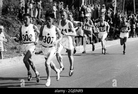 Olympische Spiele in Helsinki zwei der japanischen Konkurrenten Yoshitaka Uchikawa (307) und Keizo Yamada (308) sahen während des Marathons, der von dem erstaunlichen Tschechen Emil Zatopek gewonnen wurde. Juli 1952 Stockfoto