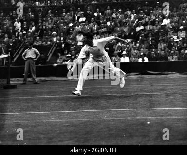 Henner Henkel aus Deutschland und Donald Budge aus Amerika, der Wimbledon-Champion, trafen sich auf dem Center Court in Wimbledon im zweiten Einzelspiel des zwischenzonenübergreifenden Davis-Cup-Finales zwischen Deutschland und den Vereinigten Staaten. Don Budge im Spiel gegen Henkel . 17. Juli 1937 Stockfoto