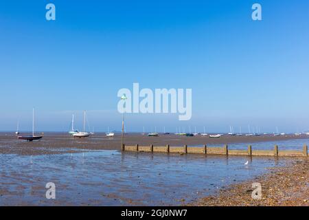 Gezeiten in Thorpe Bay mit Blick auf Southend-on-Sea an einem sehr sonnigen Spätsommermorgen mit nassem Strand Stockfoto