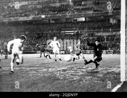 Der englische Mittelauftreffer Joe Baker (links) erzielt das erste englische Tor auf den spanischen Torwart Iribar in der 8. Minute des ersten Halbjahres von Spanien gegen England freundliches Fußballspiel in Madrid am 8. Dezember 1965 Stockfoto