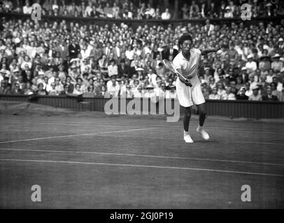 Die schwarze amerikanische Tennisspielerin Althea Gibson spielt gegen die britische Miss Anne Shilcock während ihres dritten Einzelspiels in der dritten Runde der Wimbledon Tennis Championships. Althea hat das Spiel mit 2 Sätzen zu 1 gewonnen. Juni 1956 Stockfoto