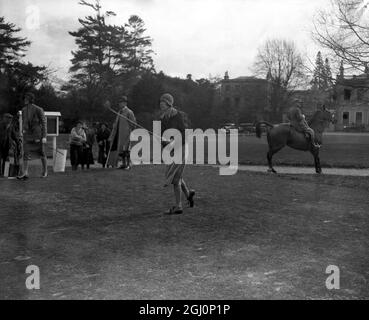 Berühmte Sportlerinnen trafen sich auf dem Burhill Course, Surrey, für das Ladies Open Meeting bei der Women ' s Amateur Sports Association Challenge Trophäe. Foto zeigt ; Miss J Hughes im Spiel während des Spiels . 31. März 1932 Stockfoto