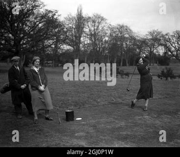 Mädchen Golf Champion in Aktion . Berühmte Sportlerinnen trafen sich auf dem Burhill Course, Surrey, für das Ladies Open Meeting bei der Women ' s Amateur Sports Association Challenge Trophäe. Foto-Shows ; Miss Pauline Doran , die Mädchen-Meisterin, die vom Abschlag abfährt . 31. März 1932 Stockfoto