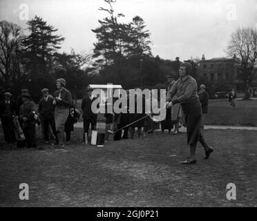 Berühmte Sportlerinnen trafen sich auf dem Burhill Course, Surrey, für das Ladies Open Meeting bei der Women ' s Amateur Sports Association Challenge Trophäe. Foto zeigt ; Frau AC Johnston , der bekannte Rennfahrer , fahren , während Miss Molly Gourlay , der Trophäenhalter , schaut auf . 31. März 1932 Stockfoto