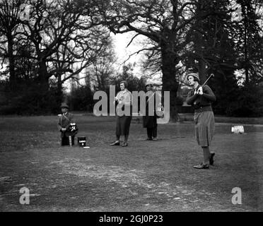 Berühmte Sportlerinnen trafen sich auf dem Burhill Course, Surrey, für das Ladies Open Meeting bei der Women ' s Amateur Sports Association Challenge Trophäe. Foto zeigt ; Miss Molly Gourley , die Trophäenhalter , Fahren vom 5. Abschlag mit Frau AC Johnston , eine bekannte Rennfahrer , Blick auf . 31. März 1932 Stockfoto