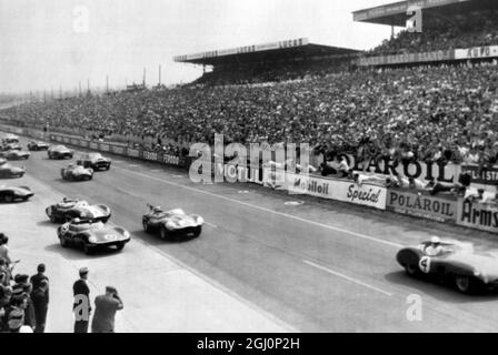 Moss führt vom Start zum Grand Prix von Le Mans. Le Mans, Frankreich; beim Start des Grand Prix von Le Mans führt der britische Rennfahrer Stirling Moss in einem Aston Martin (Nr. 4) das Feld von 53 Autos an; dahinter steht Gregory von England in einem Jaguar (Nr. 3) Und Flockhart aus Schottland in einem Jaguar (Nr. 8) und Ivor Bueb aus England (Nr.1). Das Grand Prix-Rennen dauert 24 Stunden und ist das aufreibendste und gefährlichste im Rennkalender. 20. Juni 1959 Stockfoto