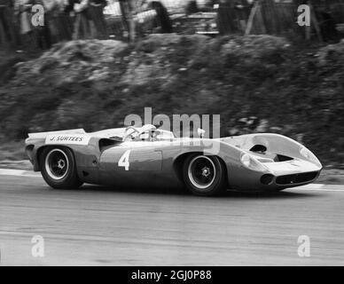 John Surtees Nr. 4, mit einem Lola 70 Chevrolet. Er gewann beide Läufe des Guards International-Rennens, Brands Hatch, Kent, England. 30. August 1965 Stockfoto