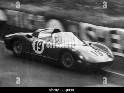Surtees wärmt sich auf. Le Mans, Frankreich; der britische Fahrer John Surtees nimmt seinen italienischen Ferrari mit, der während der Testfahrten für das berühmte 24-Stunden-Rennen von Le Mans, das später beginnt, auf der Strecke unterwegs ist. Surtees hat bereits die schnellste Durchschnittsgeschwindigkeit in der Praxis erreicht. 20. Juni 1964 Stockfoto