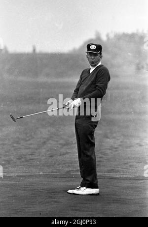 Der Amerikaner Ken scheint immer noch seinen Ball nach Hause zu pfeifen, als er gestern beim Spiel des Eröffnungstages bei den Ryder Cup-Golfspielen über Royal Birkdale einen Putt auf das vierte Grün verpasste. Er war Partner Counrtyman Lee Tervino gegen den britischen Bernard Gallacher und Maurice Bembridge. Das britische Paar gewann die Vierer , 2 und 1 . Am Ende des ersten Spieltages führte Großbritannien die USA mit vier Spielen auf drei mit einer Halbierung an, Southport, Lancashire, England. 21. September 1969 Stockfoto