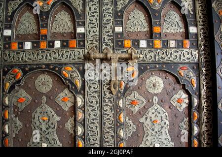 Marokko, Tetouan. Historischer Medina Basar. Typisches Medina Souvenirgeschäft, reich verzierte Intarsien-Kofferraum. Stockfoto