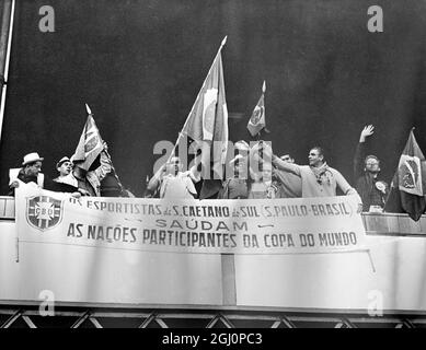 Brasilianische Anhänger . Liverpool, England: Brasilianische Anhänger werden mit Fahnen gehisst, als ihr Team Bulgarien gestern Abend in einem Weltcup-Spiel traf. Brasilien hat 2 - 0 gewonnen. 13. Juli 1966 Stockfoto