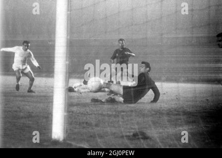 Barcel;ona Ballspiel. Barcelona, Spanien; die Fußballmannschaft von Barcelona spielte gestern auf ihrem Heimatgelände in Barcelona die Mannschaft von Real Madrid. Foto zeigt ; das erste der drei unzulässigen Tore von Real Madrid erzielt . Auf der linken Seite ist Gento (Madrid Flügelspieler) und auf dem Boden, Zentrum, Barcelona Torwart Ramellets. Ergebnis ; Barcelona 2 , Real Madrid 1 . 24. November 1960 Stockfoto