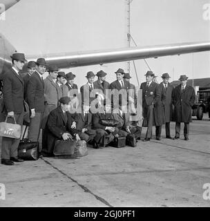 Fußballspieler aus Barcelona . London; Mitglieder des Barcelona Football Club, die heute Nachmittag zum City Fairs Cup Spiel gegen Hibernians von Edinburgh zurückkamen, um dort ihre Rückkehr zu machen. 20. Februar 1961 Stockfoto