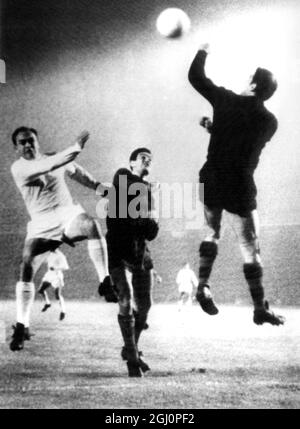 Stanzen von Ramellets Barcelona, Spanien; abgebildet ist der Barcelona-Torwart, Ramellets (rechts) Stanzen klar einen Header aus Madrid ' s Di Stefano (weißes Hemd) während des Spiels in barcelona. Ergebnis ; Barcelona 2 , Real madrid 1 . 24. November 1960 Stockfoto