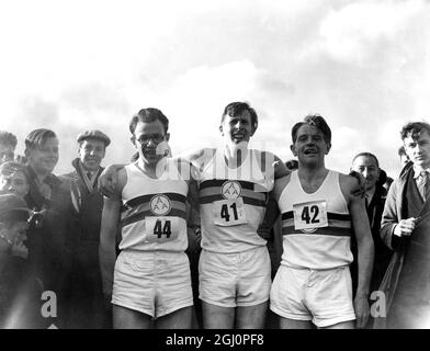Roger Bangester bricht den Weltrekord über die Meile Roger Bangester (Mitte) mit den Männern, die seinen Weltrekord möglich machten, Chris Brasher und Chris Chataway (rechts) in Oxford Bangester's Zeit betrug 3 Minuten 59.4 Sekunden. 6 Mai 1954 Stockfoto