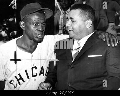 Leroy (Satchel) Paige (links) chattet mit Roy Campanella vor dem All-Star-Spiel der American League 29. im Yankee Stadium. 20. August 1961 Stockfoto
