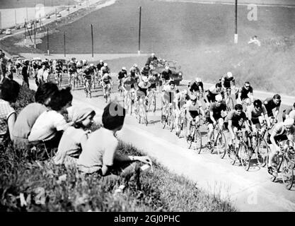 Brünn, Mähren: Der Leiter der Hauptgruppe der Radfahrer folgt der Strecke, auf der am 13. Mai 1966 in Brünn, Mähren, während der 5. Etappe des Radrennens Peace Cycle, Prag - Warschau - Berlin von Brno nach Otrokovice (130 km), die Grand Prix-Rennen stattfinden Stockfoto